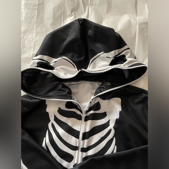 Women’s Medium Skeleton Onsie has 2 pocket, a zip up hood which is the Head. - Picture 9 of 12